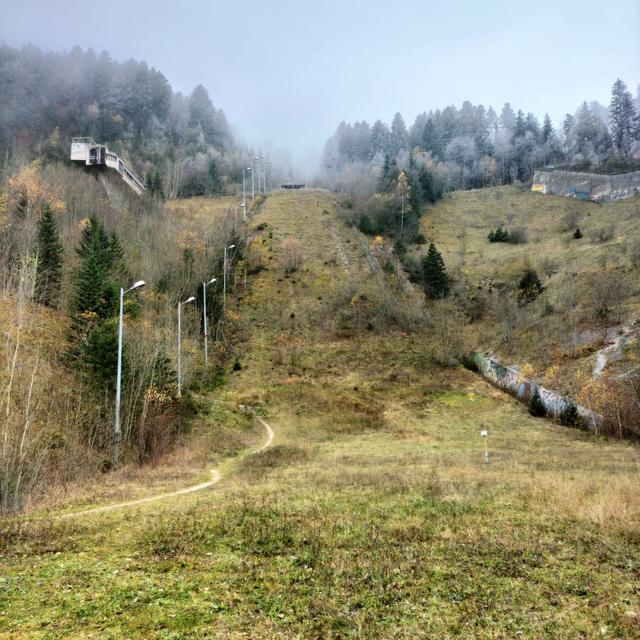 Saint-Nizier-du-Moucherotte, Vercors. Vestige du tremplin de saut à ski de 1968. [RTS - Clémentine Méténier]