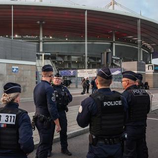 Les abords du Stade de France à Saint-Denis sont sous haute surveillance policière. [Franck Fife - AFP]