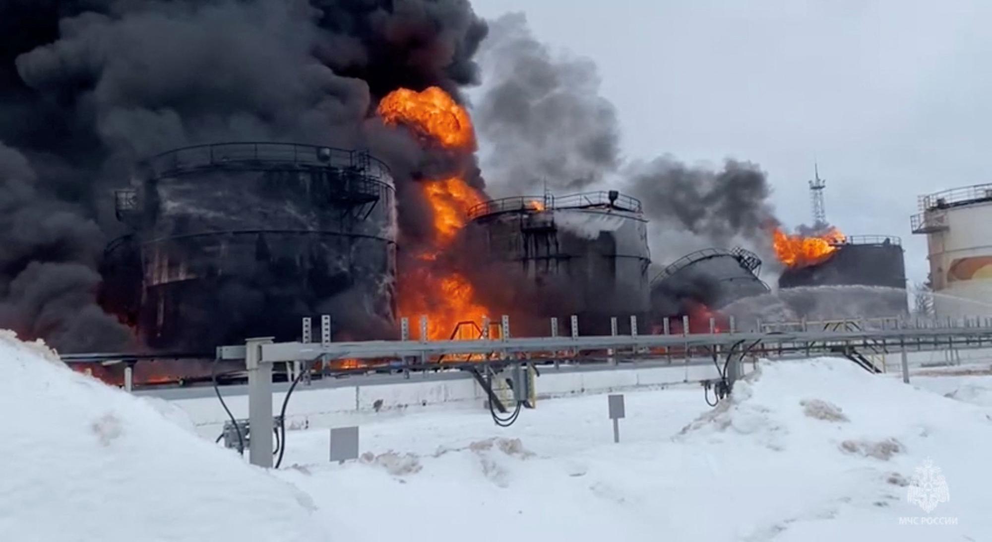 Le dépôt pétrolier de Klintsy en feu. [Reuters - Russian Emergencies Ministry/Handout]