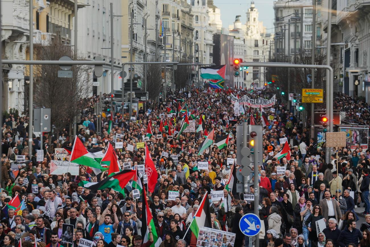 20'000 personnes ont manifesté à Madrid contre la guerre à Gaza. [Keystone - Borja Sanchez-Trillo]