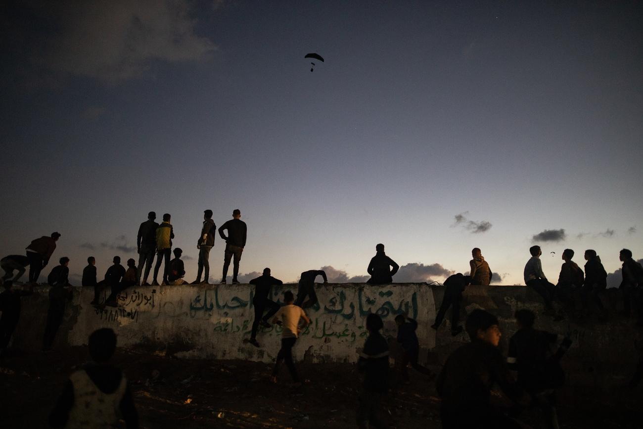 La France et la Jordanie ont largué sept tonnes d'aide humanitaire sur Gaza. [Keystone - Haitham Imad]