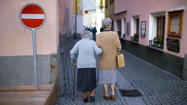 Des rentes AVS plus égalitaires dans le canton de Neuchâtel. [Keystone - Martin Rütschi]