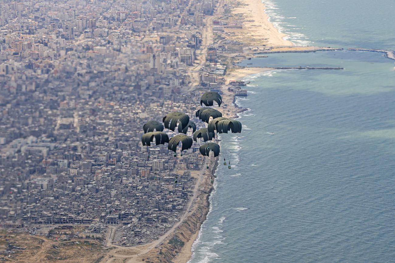 De l'aide humanitaire est parachutée sur Gaza depuis un avion de l'armée de l'air britannique, le 25 mars. [KEYSTONE - AS1 LEAH JONES]