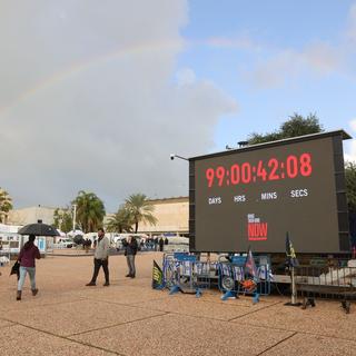 Un écran à Tel-Aviv affiche le décompte du temps depuis l'attaque meurtrière du Hamas en Israël, le 7 octobre dernier. [EPA/Keystone - Abir Sultan]