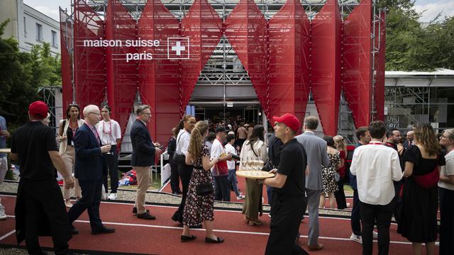 La Maison Suisse des JO de Paris 2024, dans les jardins de l'ambassade suisse. [Keystone - Anthony Anex]