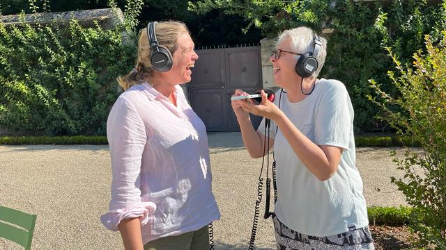 Lucile Solari (droite) avec son invitée Hester Macdonald, médiatrice culturelle et spécialiste du potager historique au Château de Prangins. [RTS - Mathilde Pelletier]