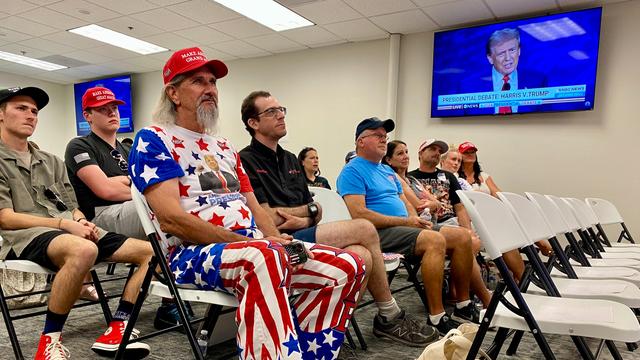 Des votants assistent au débat Trump Harris au siège du Parti républicain à Phoenix (Arizona). [RTS - Julie Rausis]