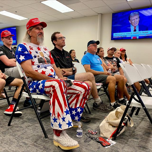 Des votants assistent au débat Trump Harris au siège du Parti républicain à Phoenix (Arizona). [RTS - Julie Rausis]