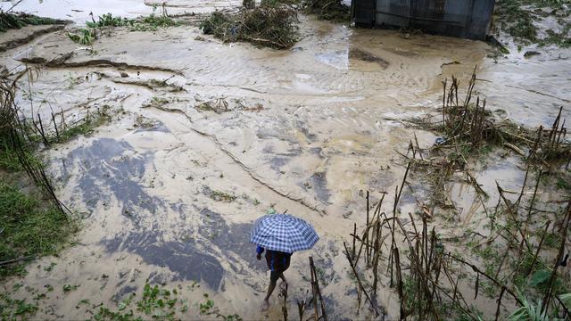 Plus de 100 morts et 60 disparus après des inondations au Népal. [Keystone - AP Photo/Gopen Rai]