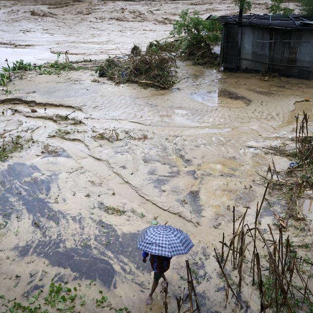 Plus de 100 morts et 60 disparus après des inondations au Népal. [Keystone - AP Photo/Gopen Rai]