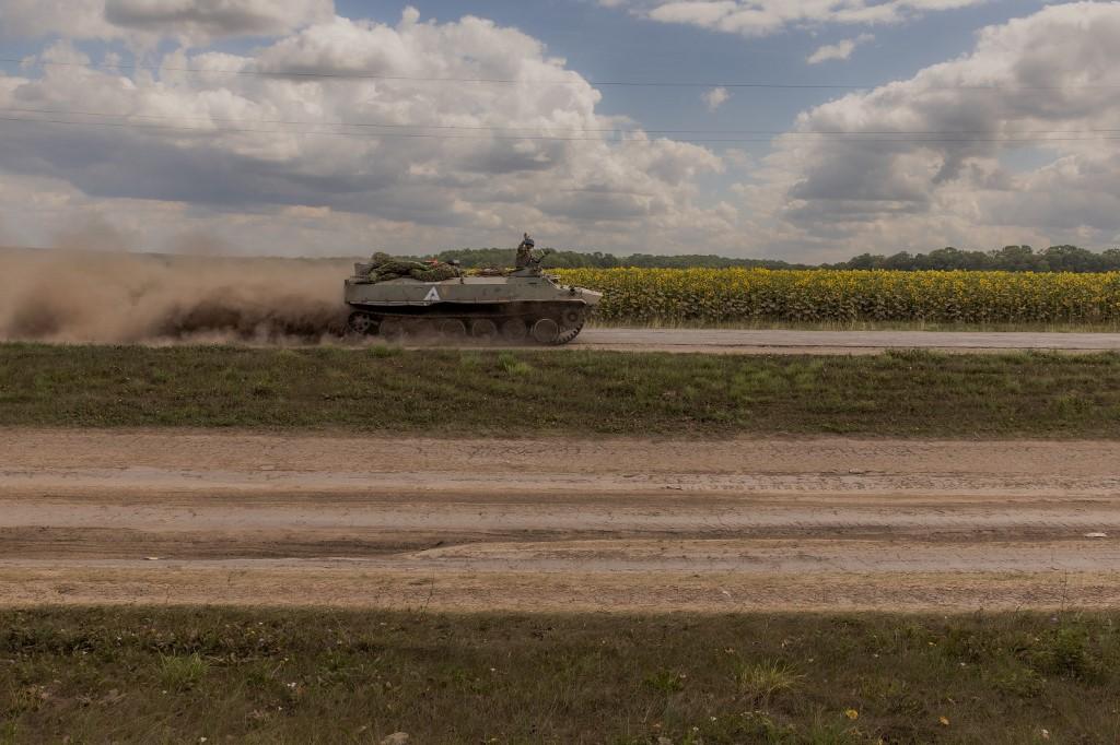 Les véhicules blindés de l'armée de Kiev sont marqués d'un triangle blanc servant visiblement à identifier les troupes ukrainiennes participant à l'offensive dans la région de Koursk. [AFP - Roman Pilipey]