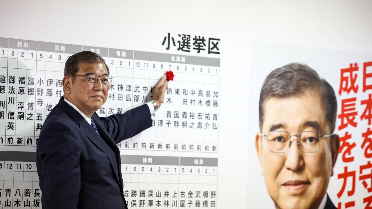 Le Premier ministre japonais Shigeru Ishiba place un pion au-dessus du nom d'un candidat. [Reuters - Takashi Aoyama]