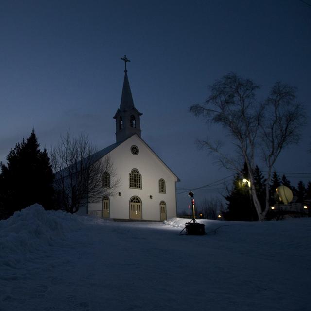 Une église pendant une nuit sombre dans la petite municipalité de La Motte au Québec. [Keystone/The Canadian Press - Adrian Wyld]