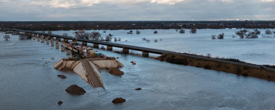 Mercredi 3 janvier: les crues de l'Elbe ont inondé un chantier autoroutier en Allemagne entre Wittenberge (Brandebourg) et Seehausen (Saxe-Anhalt). [Keystone/DPA - Stephan Schulz]