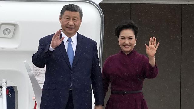 Le président chinois Xi Jinping  et sa femme Peng Liyuan à leur arrivée en France le 5 mai 2024. [EPA/Keystone - Michel Euler]