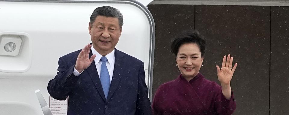 Le président chinois Xi Jinping  et sa femme Peng Liyuan à leur arrivée en France le 5 mai 2024. [EPA/Keystone - Michel Euler]