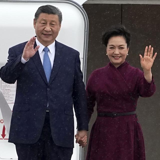 Le président chinois Xi Jinping  et sa femme Peng Liyuan à leur arrivée en France le 5 mai 2024. [EPA/Keystone - Michel Euler]