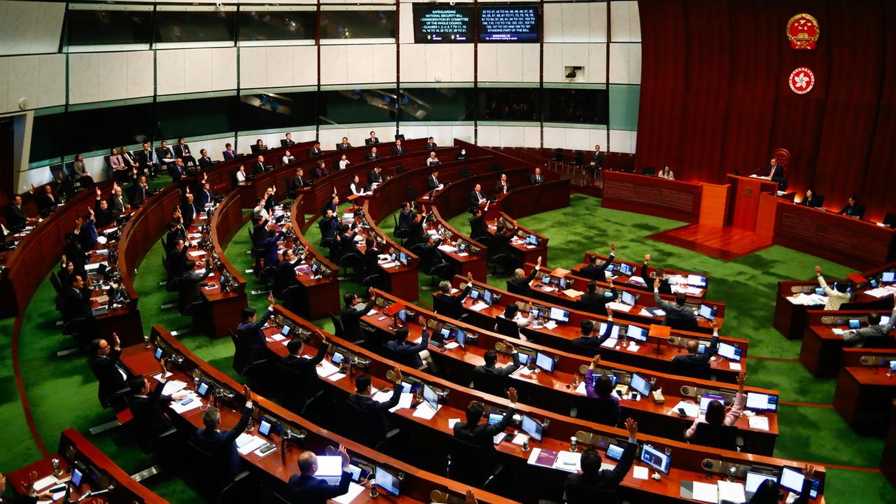 Le parlement de Hong Kong vote la nouvelle loi sur la sécurité nationale. [Keystone - Daniel Ceng]