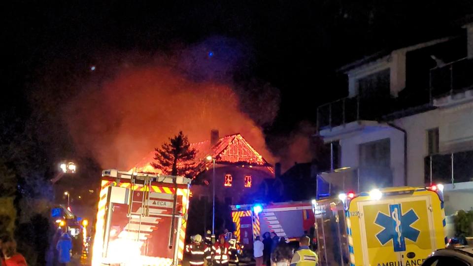 Une ferme inhabitée a été la proie des flammes dimanche soir à Cheseaux-sur-Lausanne (VD). [RTS]