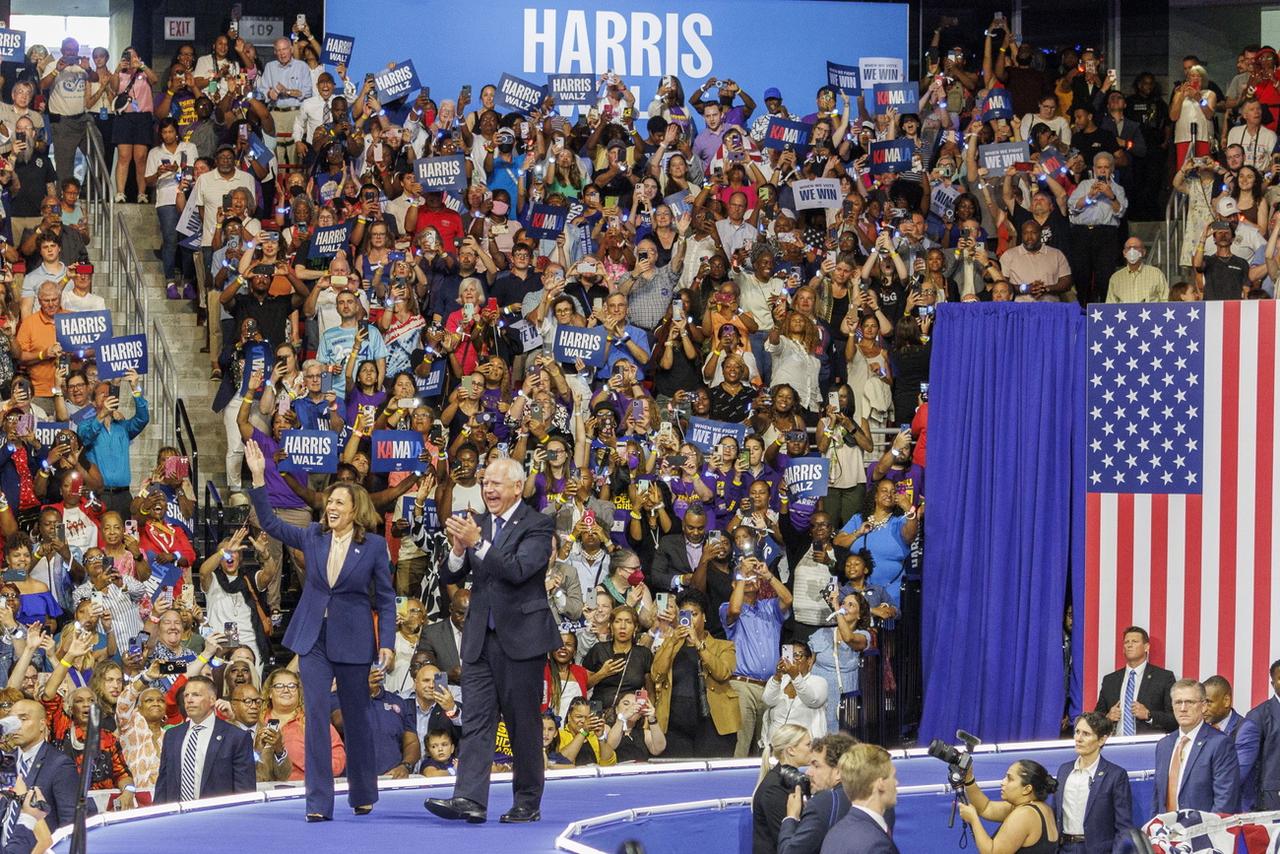 Kamala Harris et Tim Walz se sont présentés pour la première fois ensemble mardi lors d'un meeting à Philadelphie. [KEYSTONE - SARAH YENESEL]