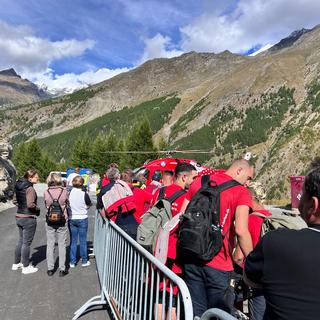 Des touristes attendent d'être évacués par hélicoptère de la vallée de Saas. [RTS - Nathaniel Michel]