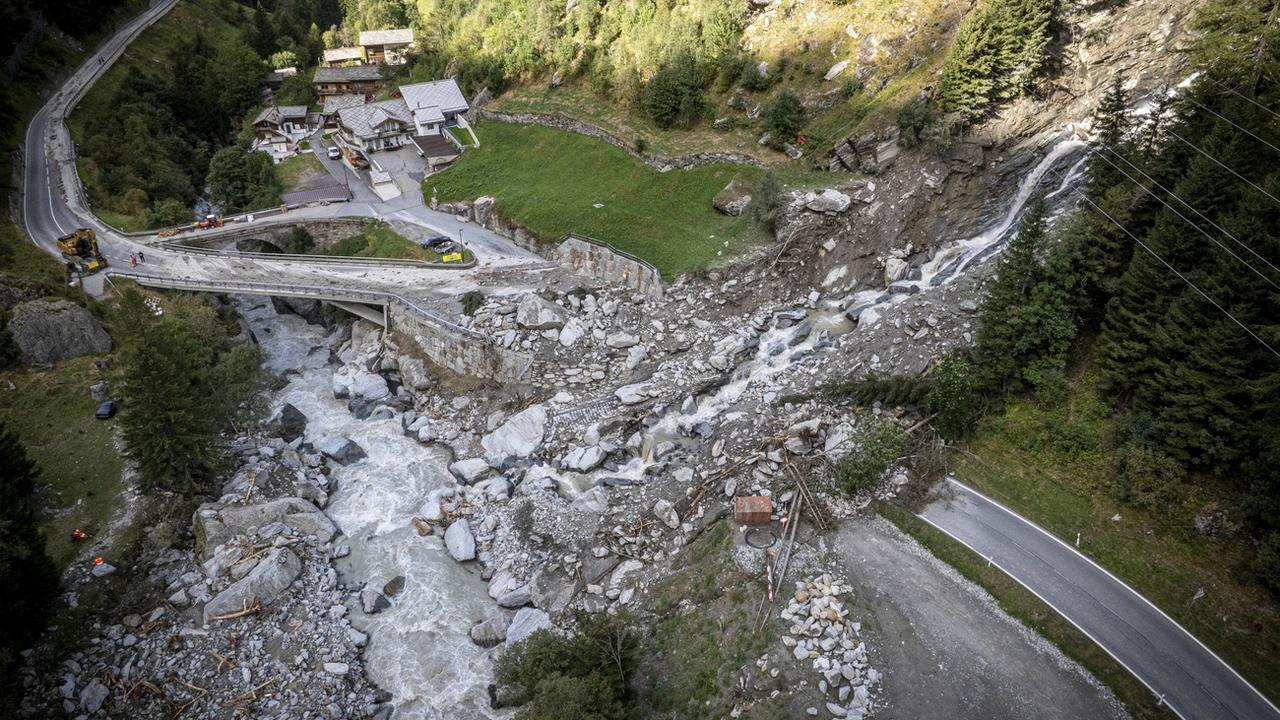 Vue aérienne des dommages dus à un glissement de terrain sur la route cantonale et le Bodenbücke dans la vallée de Saas le 06 septembre 2024. [KEYSTONE - ANDREA SOLTERMANN]