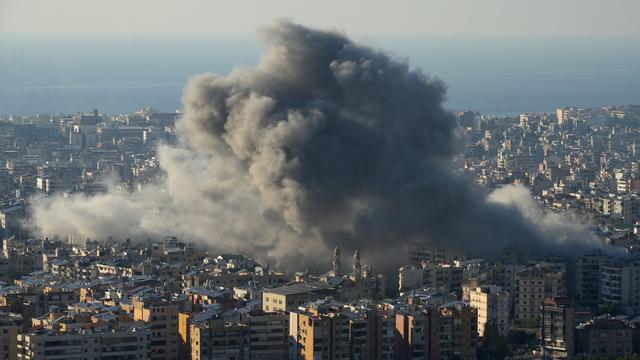 De la fumée s'élève de la banlieue sud de Beyrouth. [REUTERS - Mohammed Yassin]