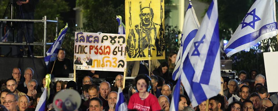 Des manifestants opposés au Premier ministre israélien Benjamin Netanyahu dans les rues de Tel Aviv. [Keystone/EPA - Abir Sultan]