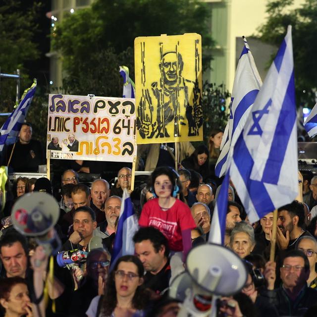 Des manifestants opposés au Premier ministre israélien Benjamin Netanyahu dans les rues de Tel Aviv. [Keystone/EPA - Abir Sultan]