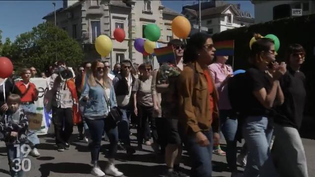 A Pfäffikon, une manifestation contre le licenciement jugé "homophobe" d'un enseignant. [RTS]