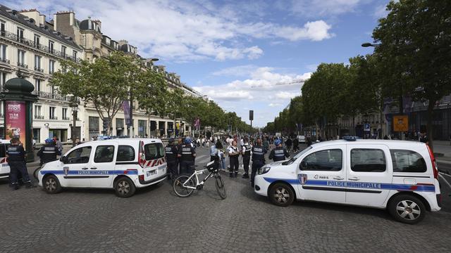 La police bloque l'accès aux Champs-Elysées avant le résultat des législatives. [Ap Photo/Keystone - Aurélien Morissard]