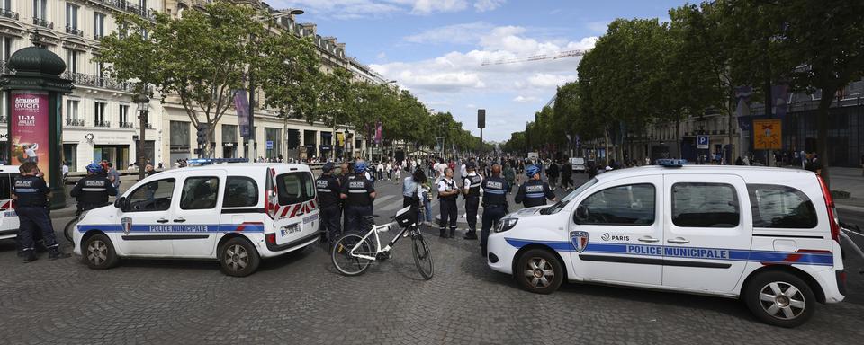 La police bloque l'accès aux Champs-Elysées avant le résultat des législatives. [Ap Photo/Keystone - Aurélien Morissard]