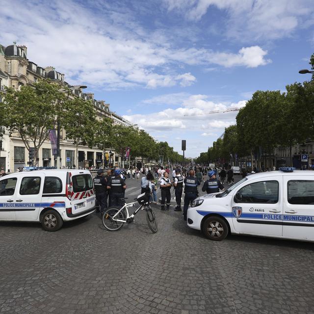 La police bloque l'accès aux Champs-Elysées avant le résultat des législatives. [Ap Photo/Keystone - Aurélien Morissard]