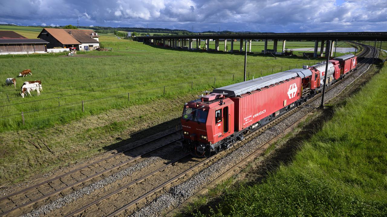 Le trafic ferroviaire entre Lausanne et Yverdon, interrompu jeudi après Chavornay à cause de la crue d'un ruisseau, est revenu à la normale vendredi après-midi. [Keystone - Jean-Christophe Bott]