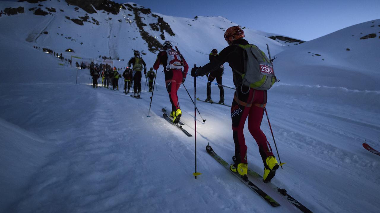 Des concurrents grimpent sur le chemin du col De Riedmatten et du col De Tsena Refien, lors de la 21e course de la Patrouille des Glaciers près d'Arolla, en Suisse, en 2018 (image d'archives). [KEYSTONE - ANTHONY ANEX]
