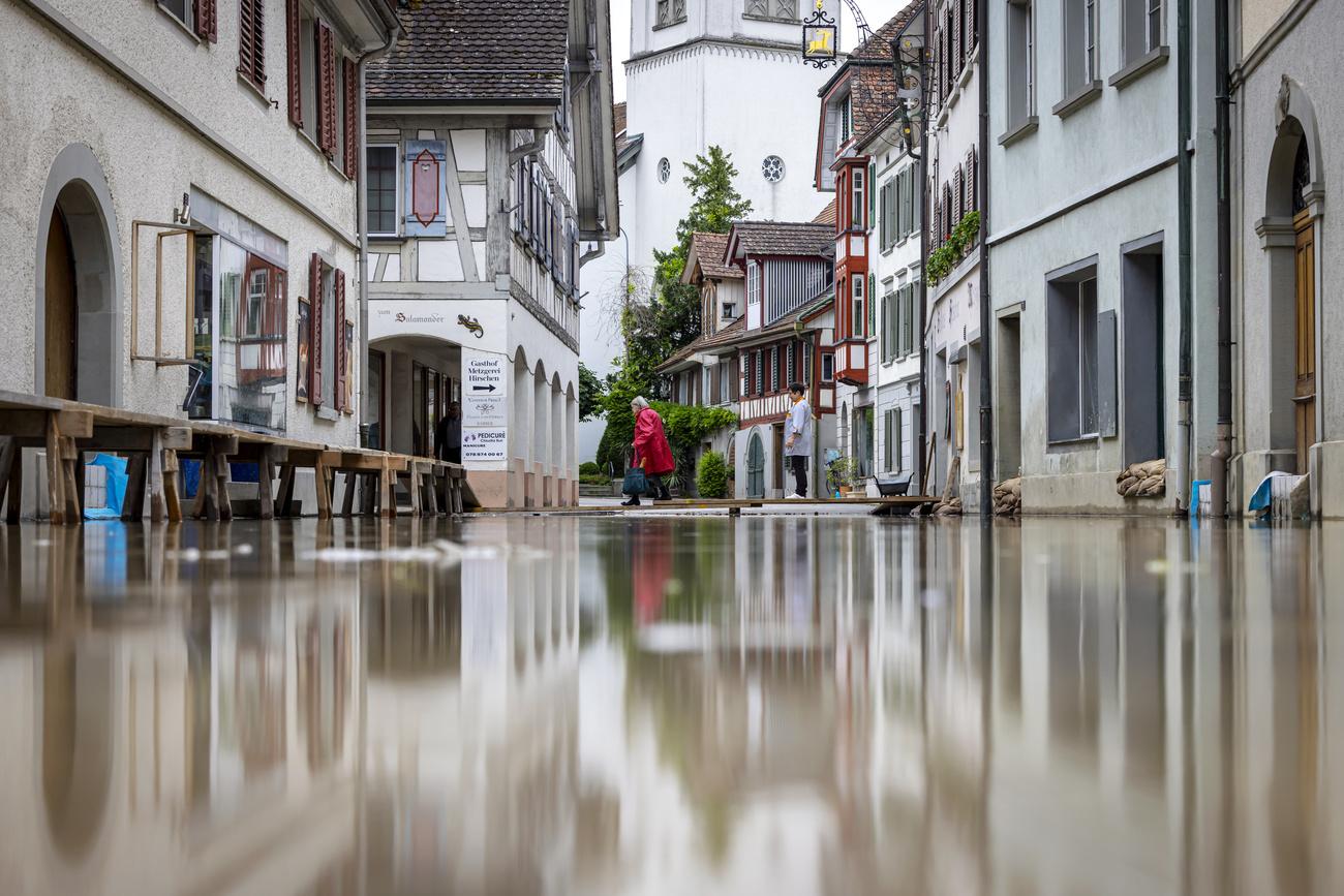 Une rue inondée de la ville de Berlingen (TG), le 11 juin 2024. [KEYSTONE - MICHAEL BUHOLZER]