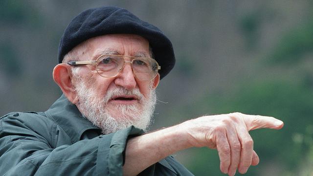 Abbe Pierre, founder of the charity organization "Emmaus" visits the vineyard "Farinet" during his stay in the canton of Valais, Switzerland, pictured on June 11, 1998, in Saillon. Abbe Pierre went to mass on the day of Corpus Christi in his native village before visting the vineyard "Farinet" of which he is the owner. (KEYSTONE/Fabrice Coffrini) L'abbe Pierre, fondateur de la communaute d'Emmaus, lors de sa visite a la vigne de Farinet, lors de son passage en Valais, ce 11 juin 1998 a Saillon. L'abbe Pierre a participe a la messe de la Fete-Dieu dans le village avant de se rendre a la vigne de Farinet dont il est le proprietaire. (KEYSTONE/Fabrice Coffrini) [Keystone - Fabrice Coffrini]