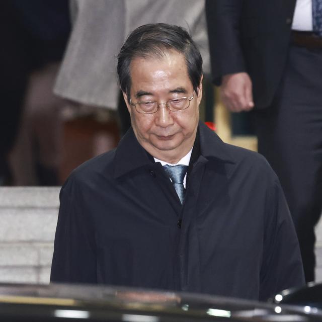 Le président sud-coréen par intérim Han Duck-soo sort du Parlement après sa destitution. [Yonhap via AP / Keystone - Hong Hae-in]