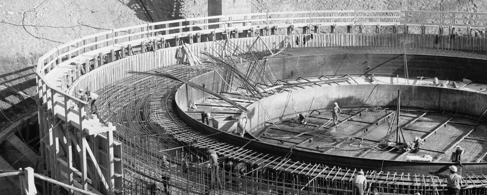 Die Baustelle des Atomkraftwerks Beznau, aufgenommen im Jahr 1966. [Keystone - Str]