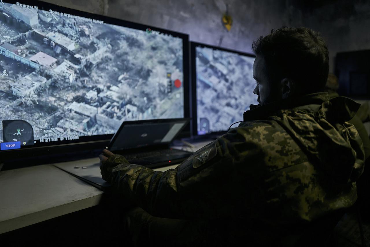 Un soldat ukrainien monitore un drone depuis un centre de commande souterrain à Bakhmout. [KEYSTONE - LIBKOS]