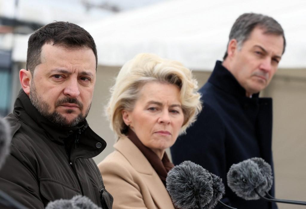 Ursula von der Leyen et le Premier minstre belge Alexander de Croo avec le président ukrainien Volodymyr Zelensky. [Belga via AFP - BENOIT DOPPAGNE]