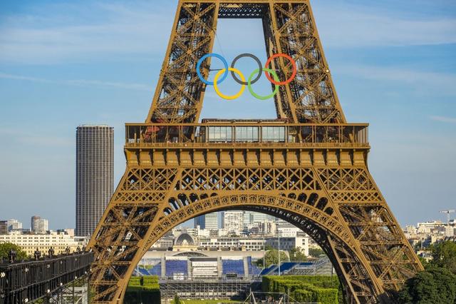 Les anneaux olympiques sur la tour Eiffel. [Hemis via AFP - GARDEL BERTRAND / HEMIS.FR]