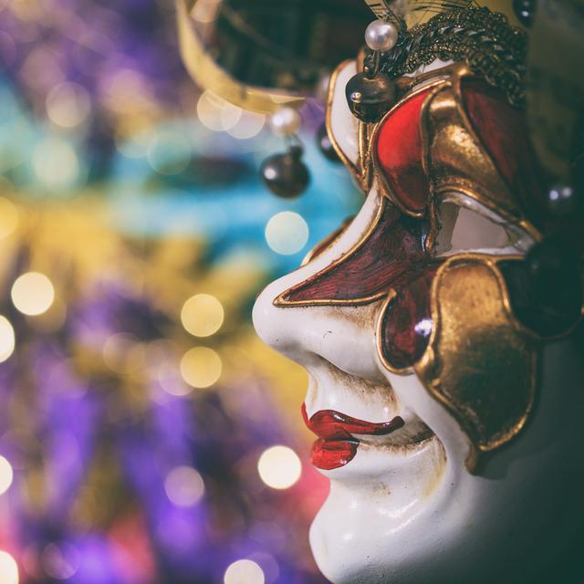 Cortèges, confettis, bal masqué, pantin, décors de carton pâtes et autres mascarades… Nous voici au temps du Carnaval! [Depositphotos - gioiak2]