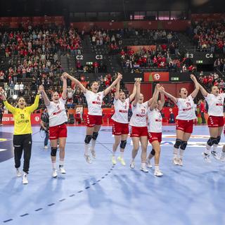 La joie des suissesses après leur qualification historique pour le championnat d'Europe de handball. [EPA / Keystone - Georgios Kefalas]