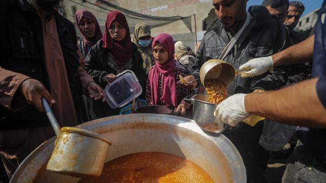 Les habitants de la bande de Gaza sont en proie à la famine à cause de la guerre entre le Hamas et Israël et l'UNWRA est la plus grosse organisation sur place à pouvoir lutter contre, grâce à son aide humanitaire. [Keystone - Mohammed Saber]