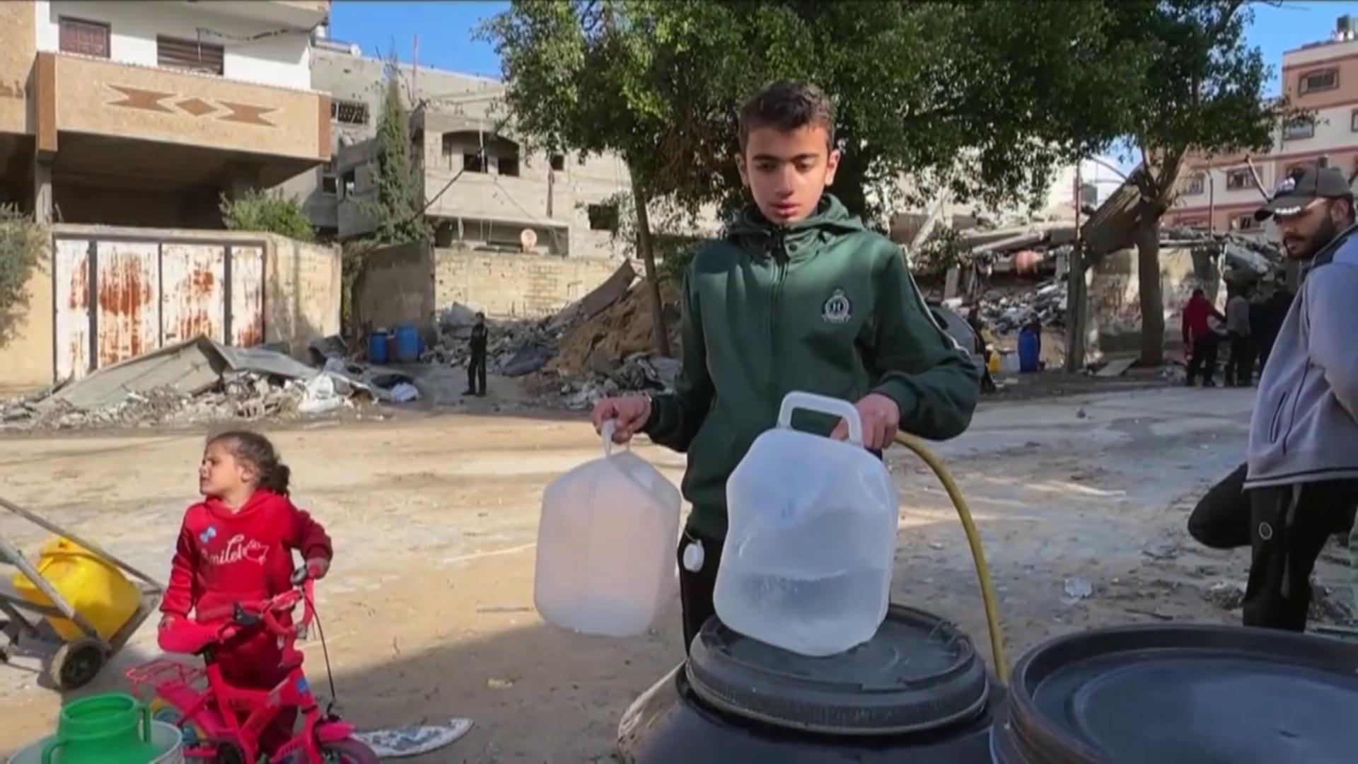 Des enfants remplissent des bidons d'eau dans la Bande de Gaza. [RTS]