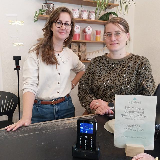 Marjorie Schmidt et Hélène Kramer, co-gérantes de la boutique la [kaban], la Chaux-de-Fonds. [RTS - Isabelle Fiaux et Bastien von Wyss]