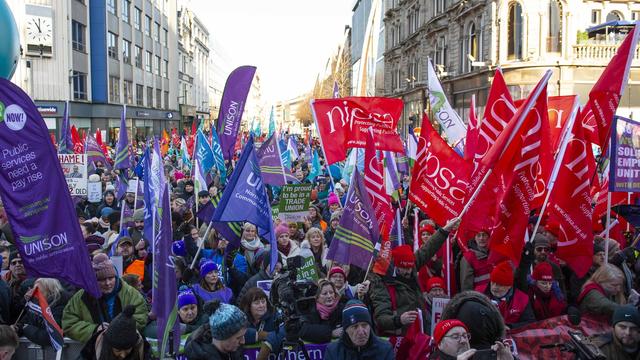 Des fonctionnaires en grève à Belfast. [Keystone - EPA/Mark Marlow]