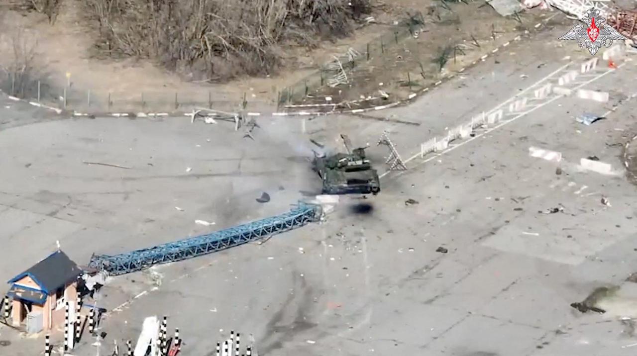 Une photo montre ce que le ministère russe de la Défense considère être un char détruit après une tentative d'incursion sur le territoire russe à un poste frontière entre la Russie et l'Ukraine près du village de Nekhoteevka, dans la région de Belgorod, le 12 mars 2024. [Reuters - Ministère russe de la Défense]