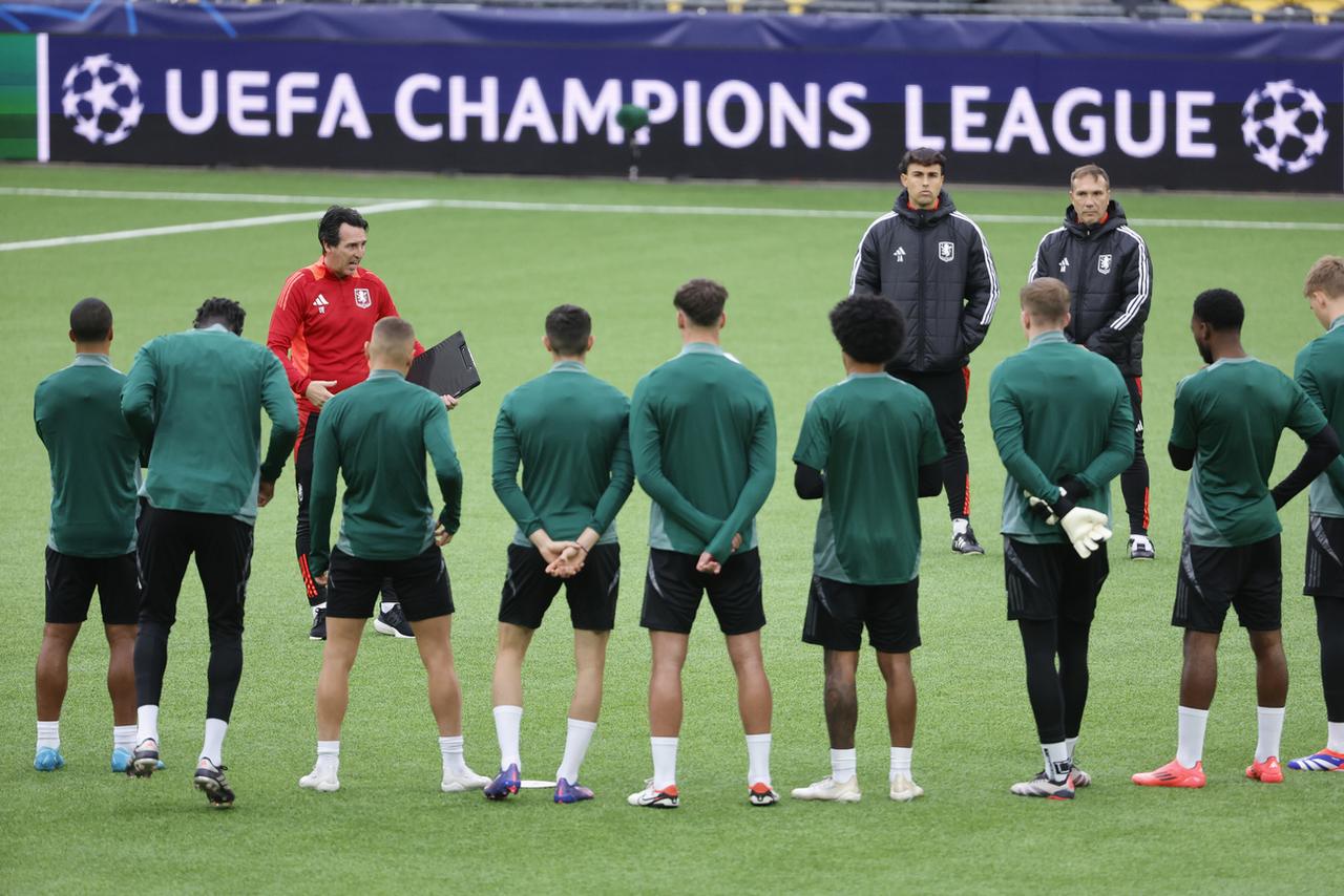 Premier obstacle des hommes d'Unai Emery: le terrain synthétique du Wankdorf. [KEYSTONE - PETER KLAUNZER]